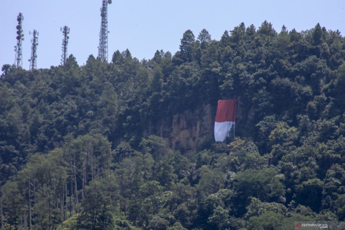 Ada Bendera Raksasa di Sawahlunto