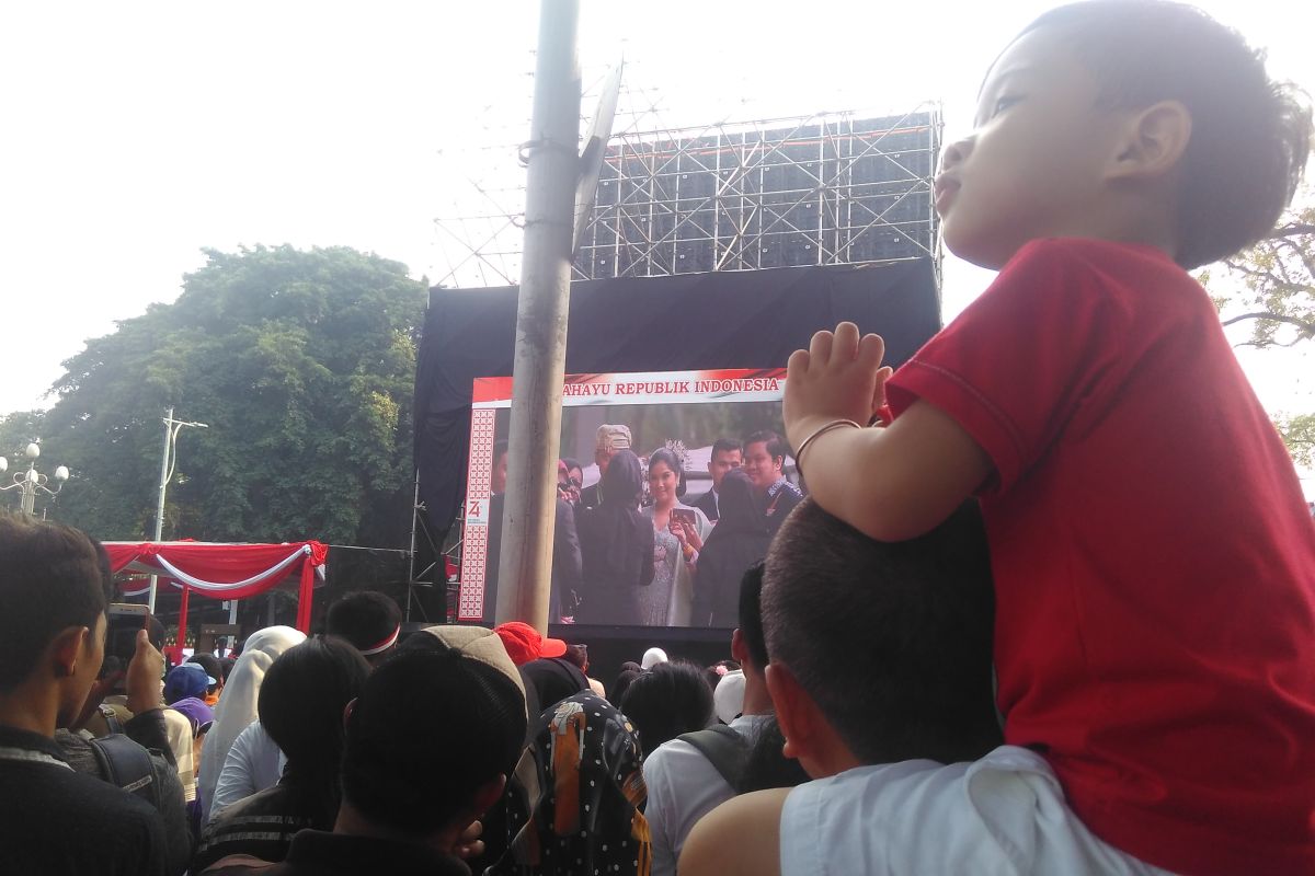 Tepuk tangan riuh masyarakat lihat Presiden gandeng cucu