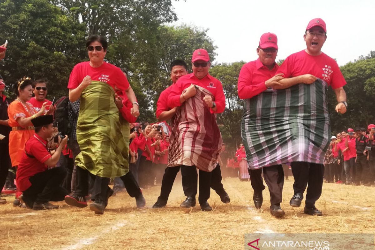 Lomba balap sarung PDIP, Hasto kalahkan Jarot