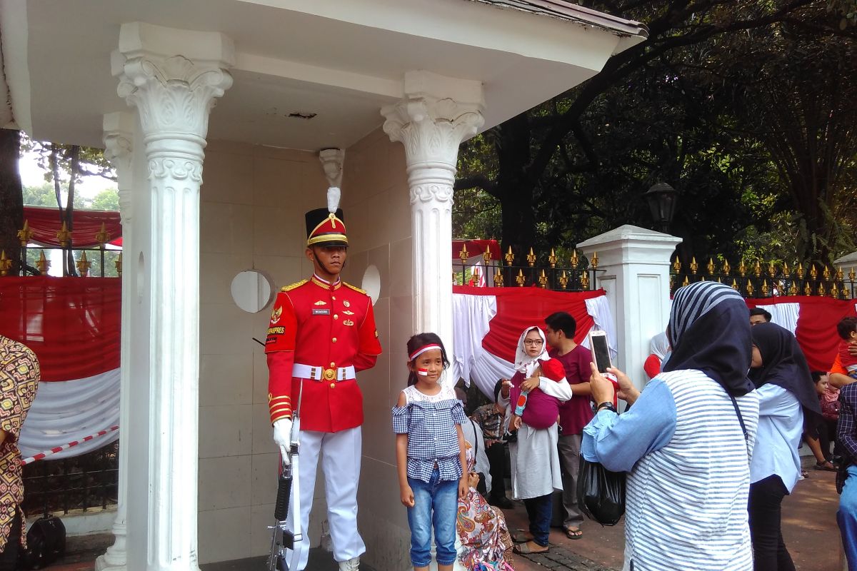 Paspampres istana jadi objek foto masyarakat