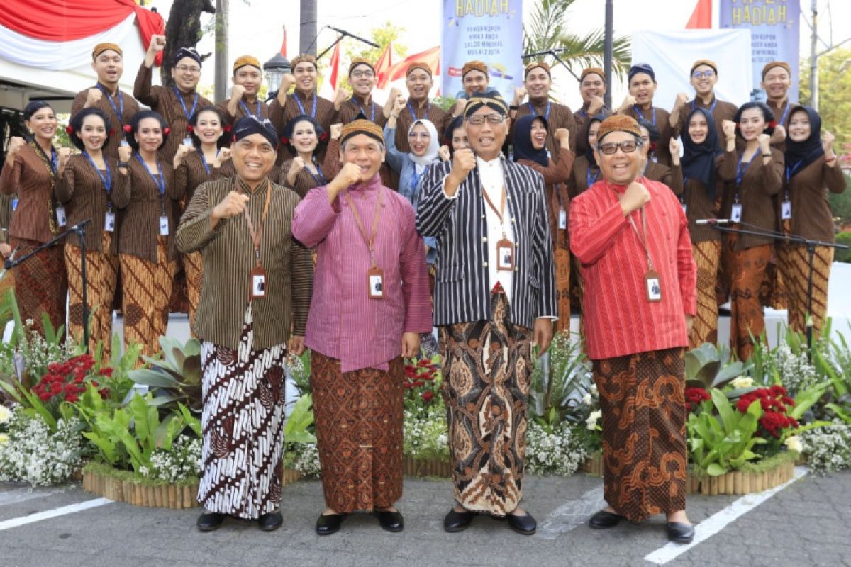 Kenakan lurik, pegawai Bank Jateng upacara HUT RI