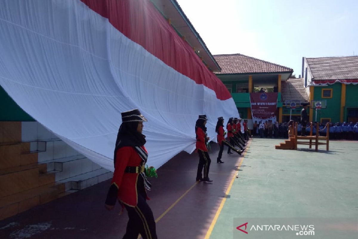 Siswa kibarkan bendera raksasa saat HUT ke-74 RI di Garut