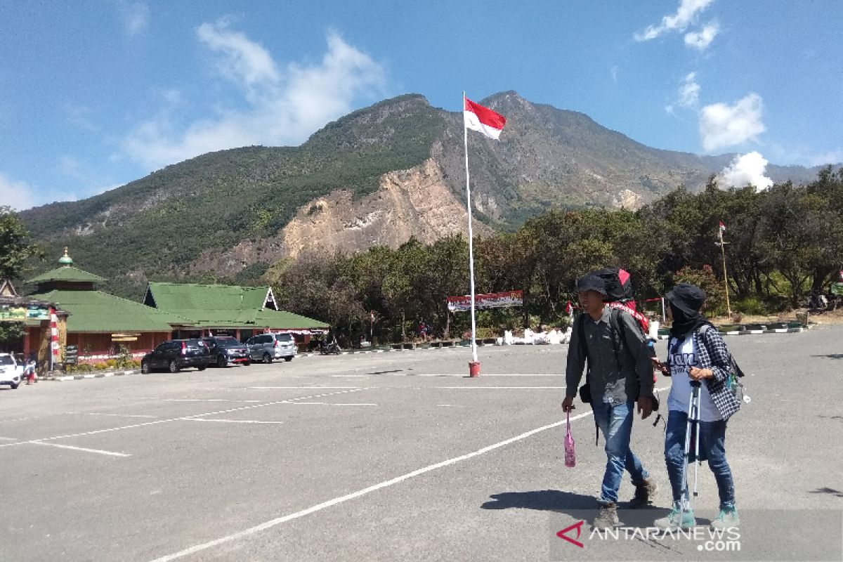 Pendaki rayakan HUT Kemerdekaan Indonesia di Gunung Papandayan