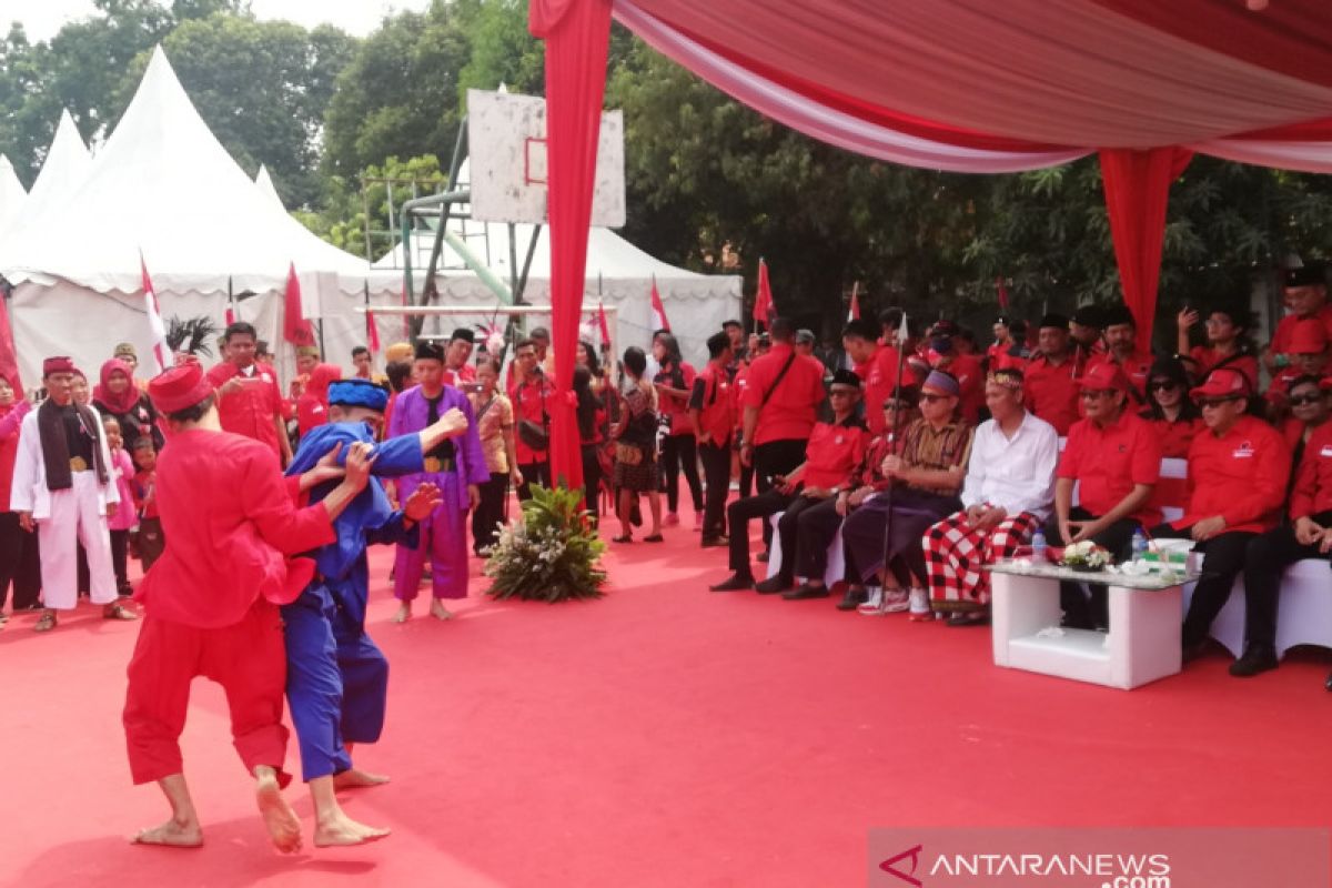 Hasto tak setuju dikotomi menteri profesional dan parpol