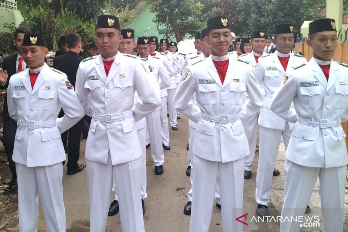 29 siswa Bogor tampil menegangkan saat kibarkan bendera di Sempur