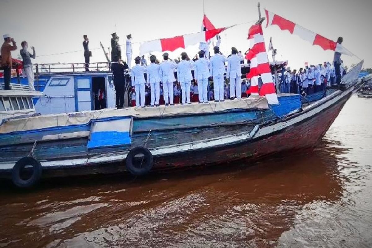 Viral, upacara HUT RI di atas kelotok