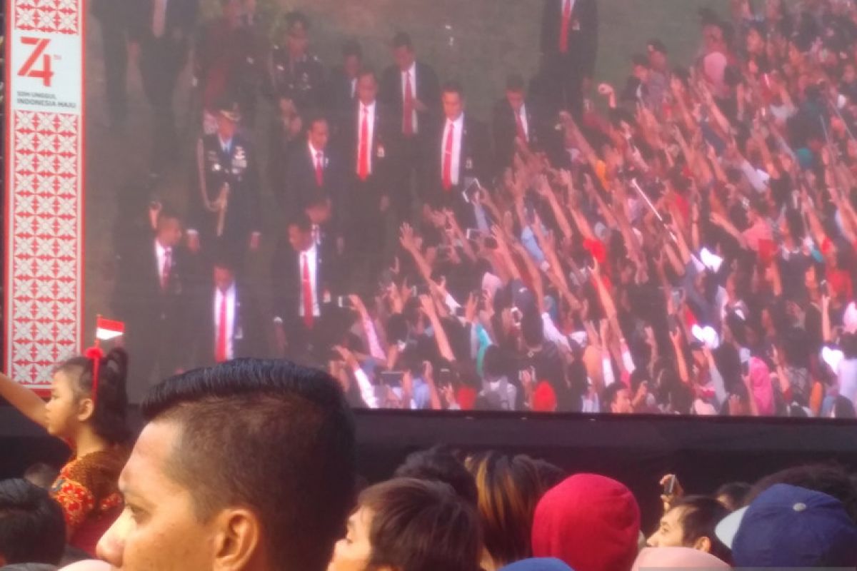 Jokowi sambangi warga di depan istana jelang penurunan bendera