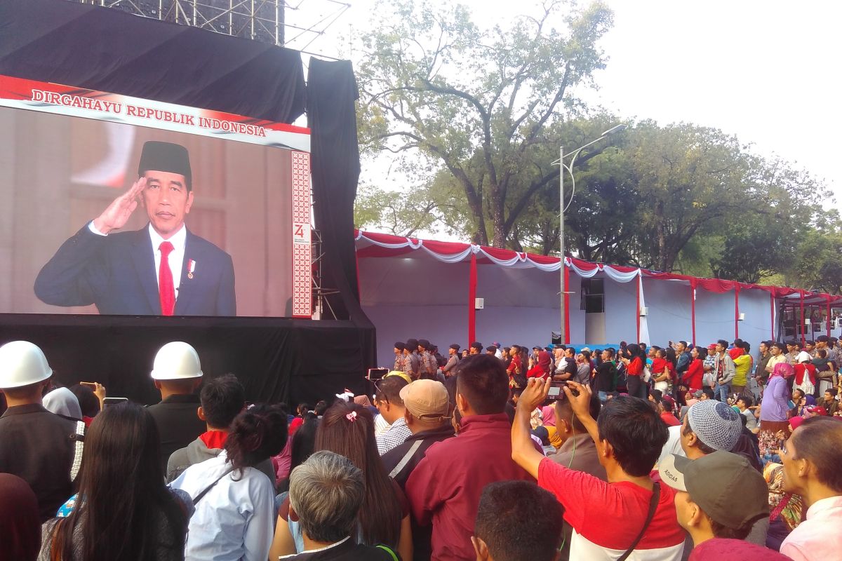 Ribuan warga antusiasme saksikan penuruan bendera merah putih