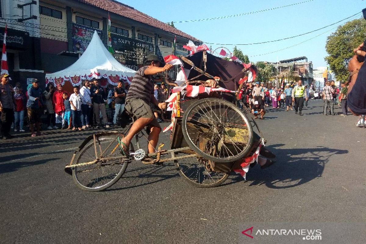 Tukang becak lakukan atraksi ketangkasan meriahkan HUT RI di Garut