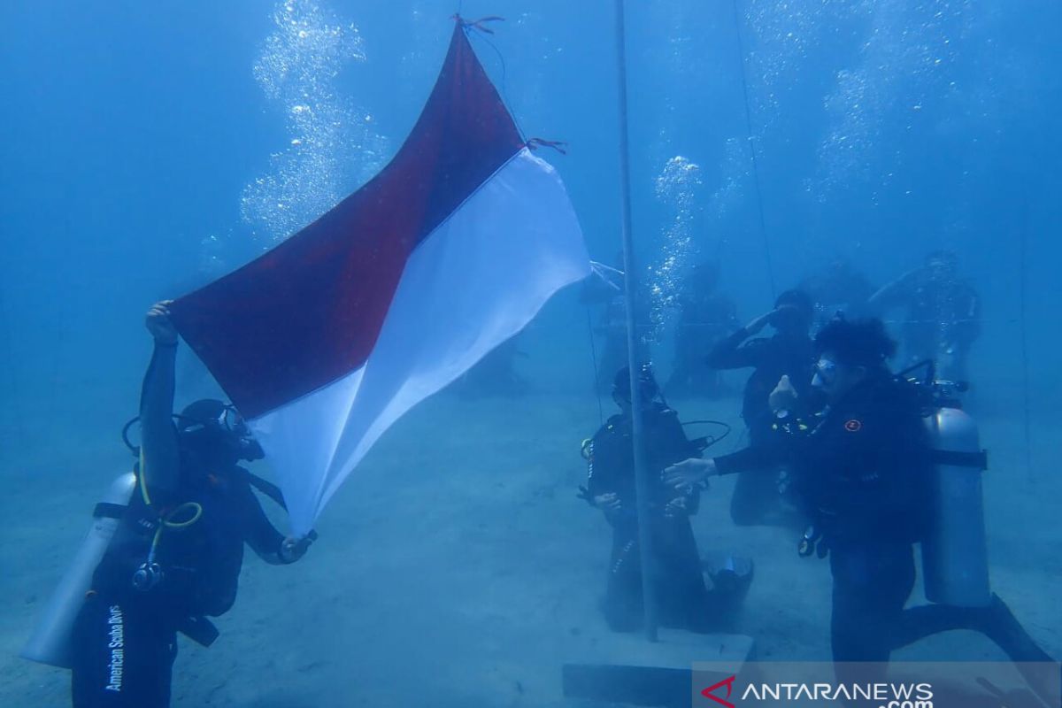 BTNKT Sulteng menggelar upacara HUT ke-74 RI di dasar laut