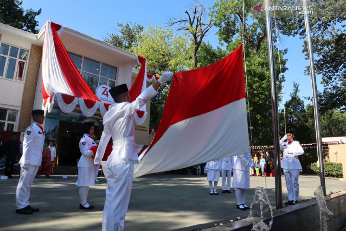 Pembagian bingkisan tambah semarak HUT RI di Beijing