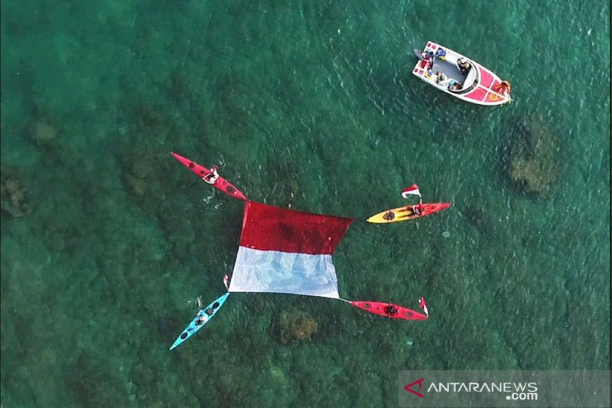 Bendera Merah Putih di Tanjung Lesung dikibarkan secara unik