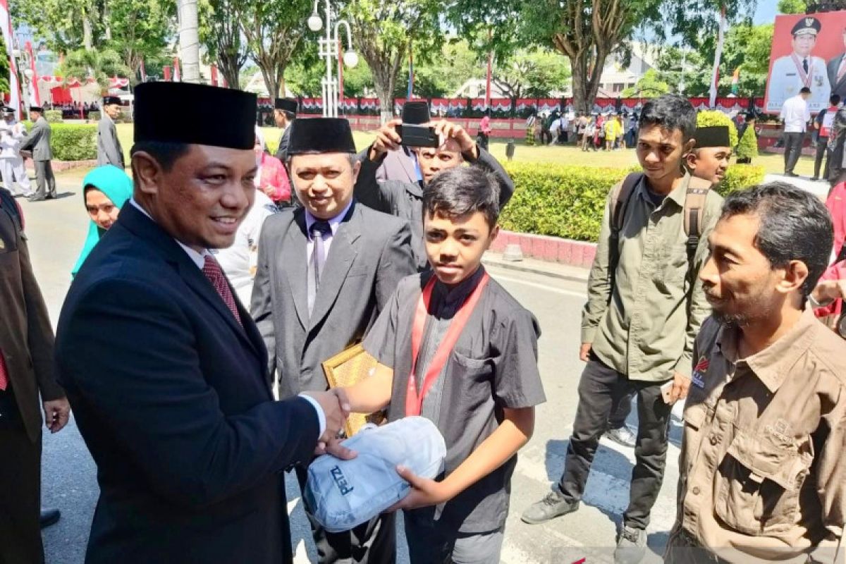 Atlet panjat Ahmad Faranza dapat penghargaan pada HUT Kemerdekaan di Palu