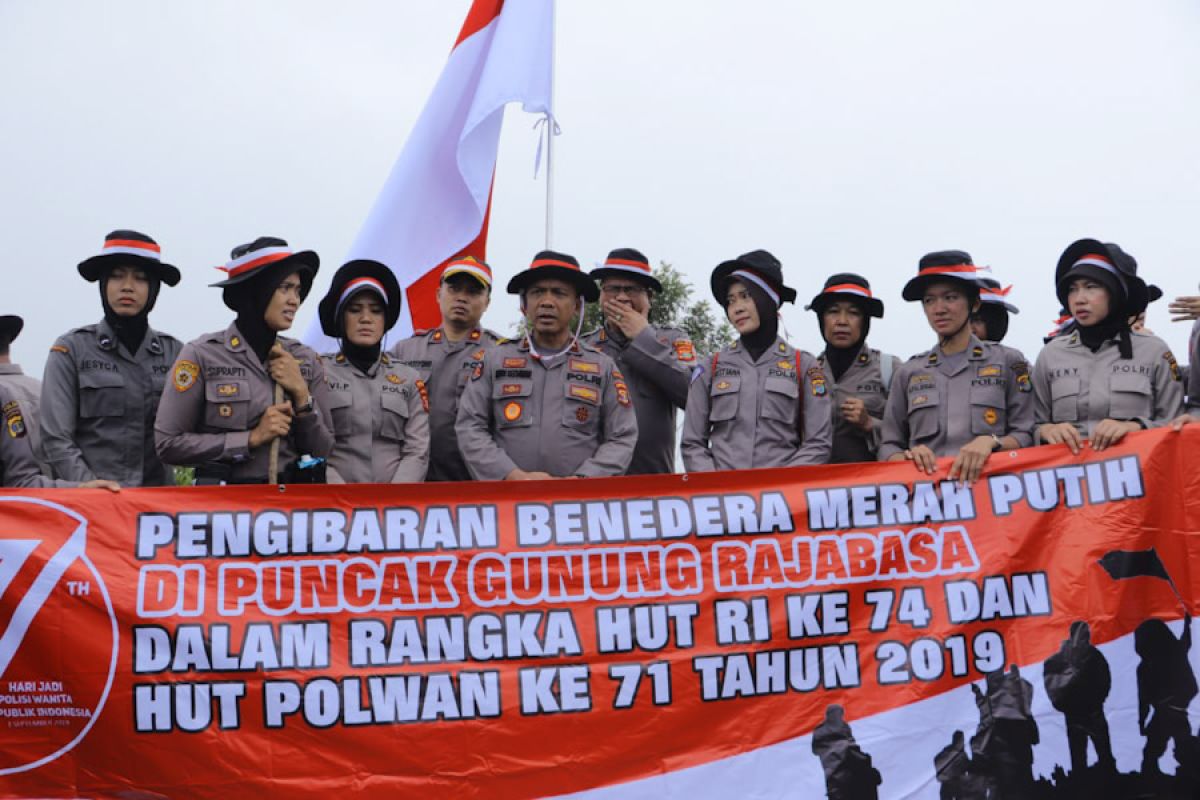 Polda Lampung sukses kibarkan bendera di puncak Gunung Rajabasa