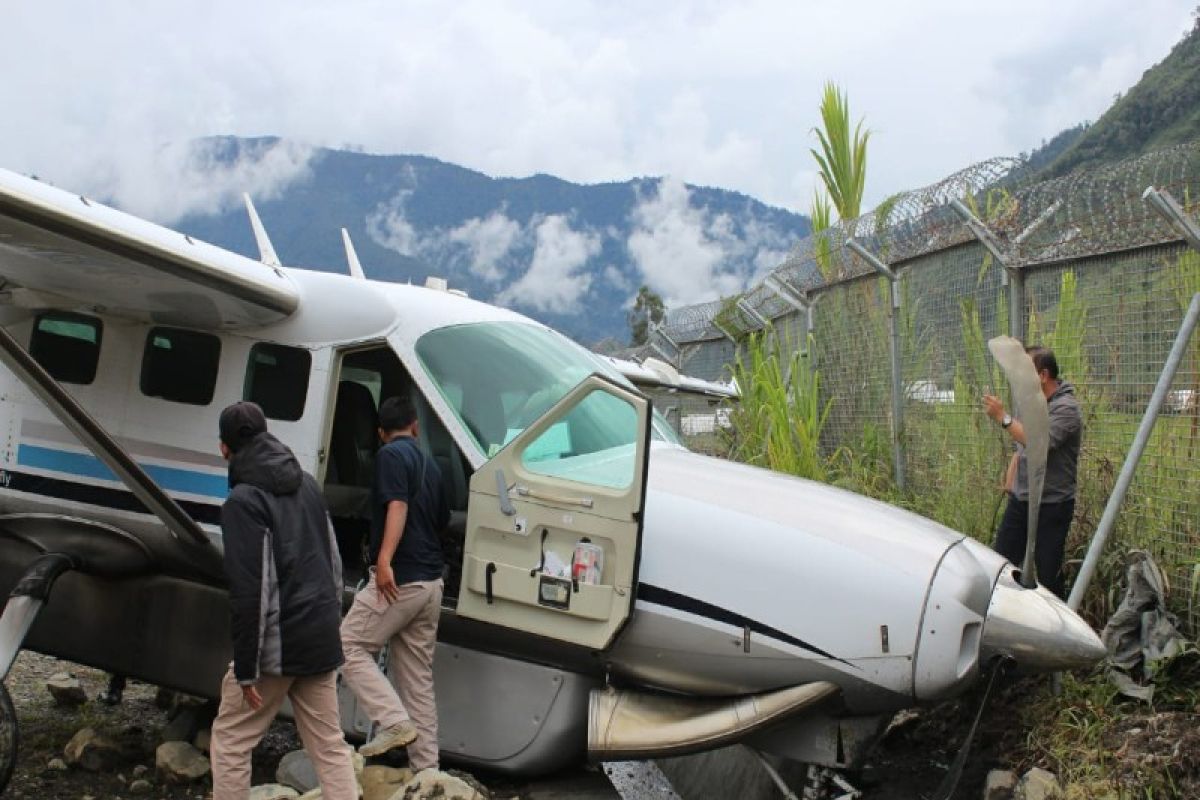 Plane with broken wheel overshoots runway at Papua's Mulia Airport