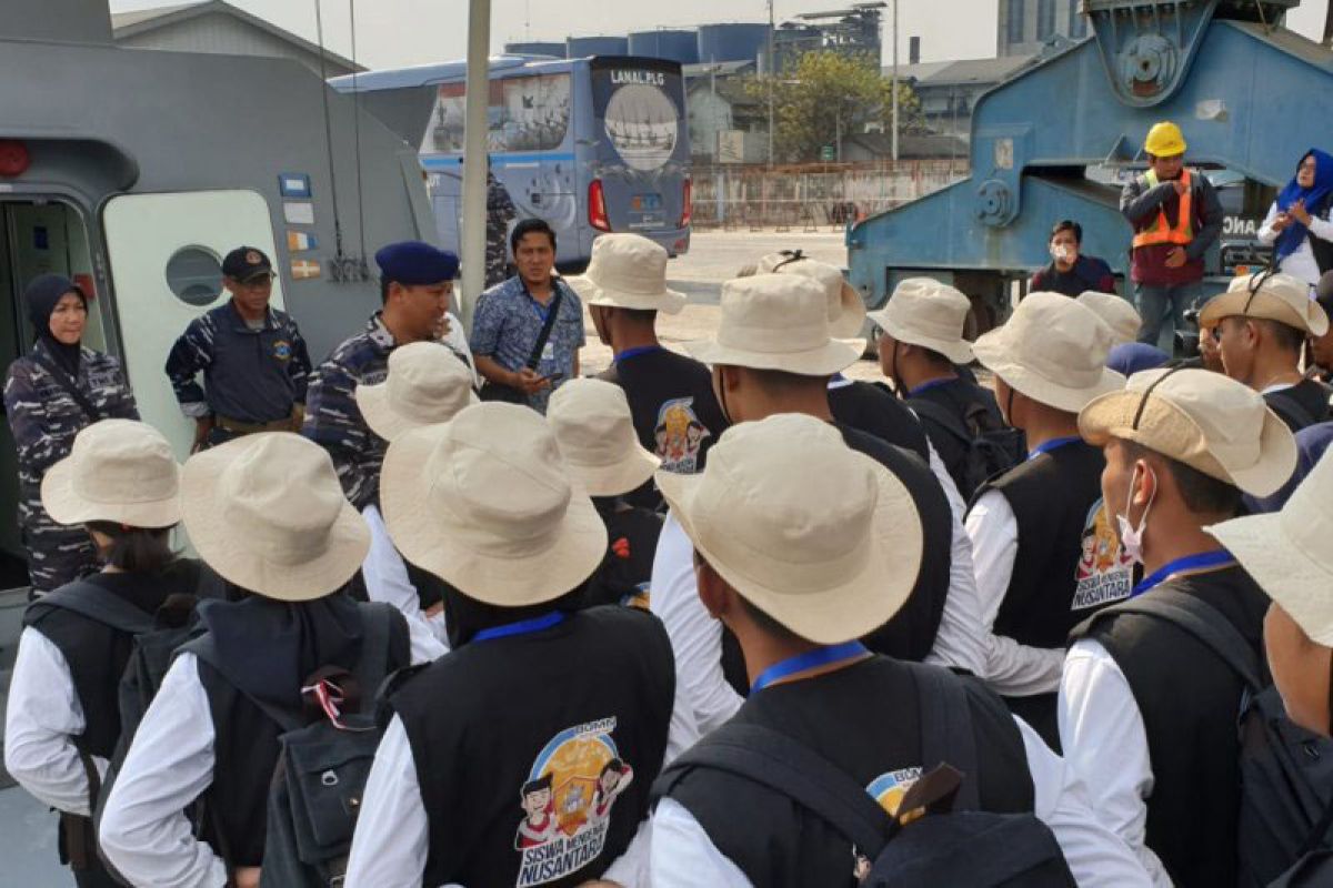 Peserta SMN dari Kalteng upacara di Pelabuhan Sungai Musi