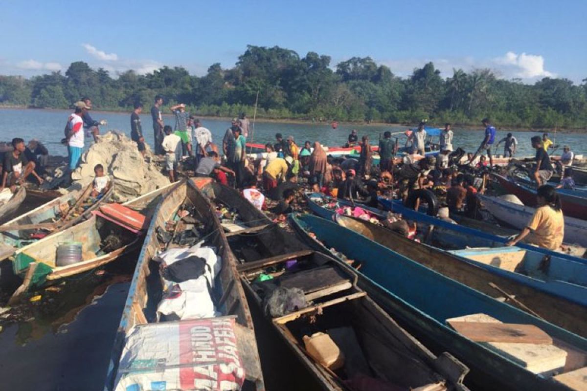 KM Izhar terbakar di perairan Pulau Bokori, tujuh korban tewas