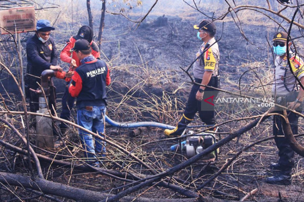 Sumur bor tak berfungsi, petugas kesulitan padamkan lahan terbakar