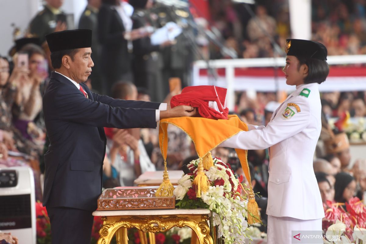 Siswi Seluma dipercaya bawa baki upacara penurunan bendera di halaman Istana