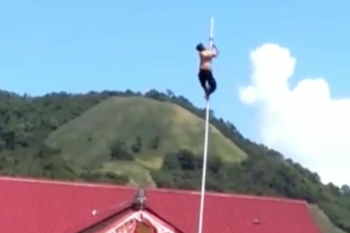 Aksi siswa SMP Dulupi panjat tiang bendera