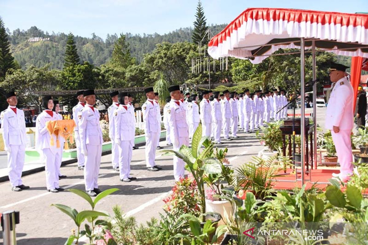 Shabela Abubakar pimpin upacara pengibaran bendera Merah Putih HUT Ke-74 RI