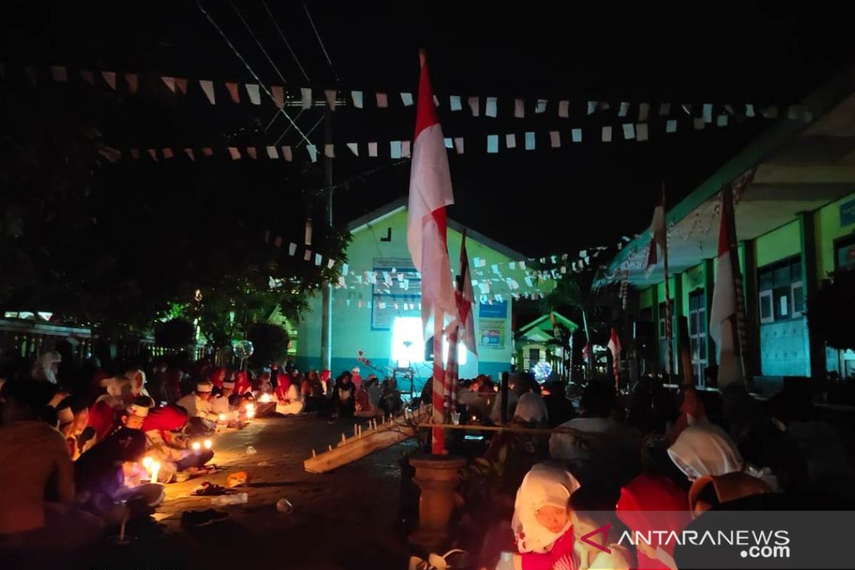 Ratusan siswa SD Situbondo gelar malam renungan suci