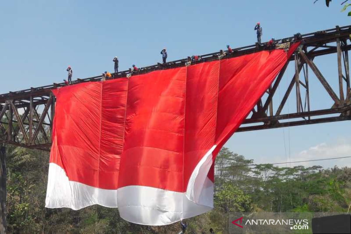 Bendera raksasa dibentangkan di Sungai Progo