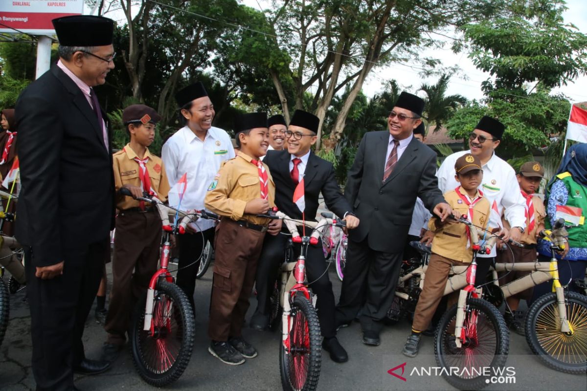 HUT Ke-74 RI, Bupati Anas serahkan sepeda angin kepada siswa kurang mampu