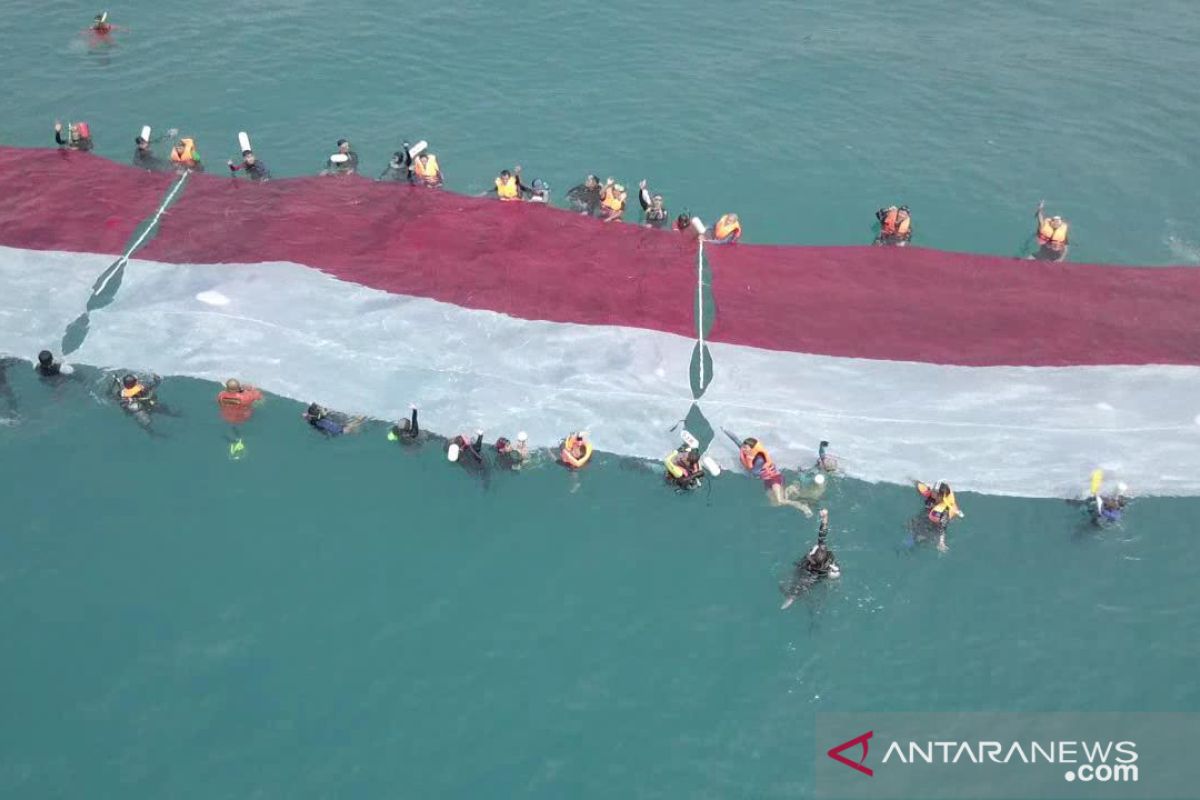 Peringati HUT RI Ke-74, Lanal Banten kibarkan Bendera Merah Putih di bawah Laut Sangiang