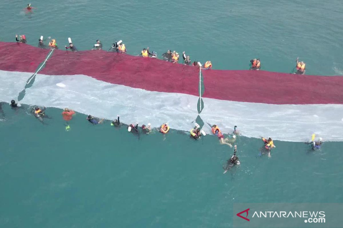 Lanal dan penyelam kibarkan bendera di dasar laut Sangiang