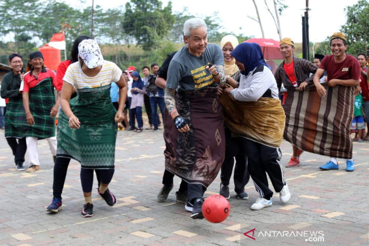 Ganjar futsal bersarung lawan emak-emak