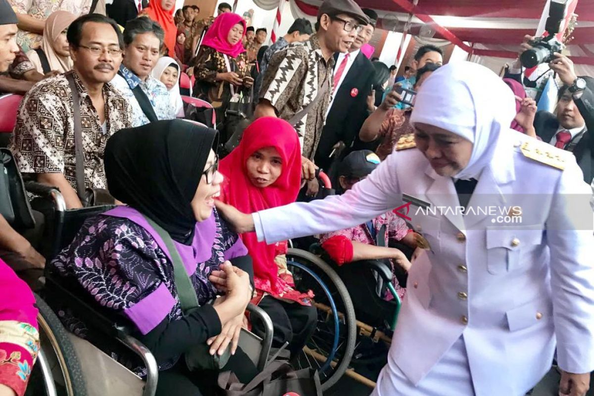 Penyandang disabilitas jadi tamu khusus upacara penurunan bendera di Grahadi