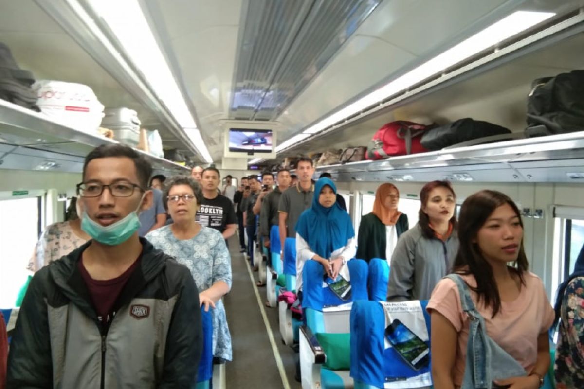 Penumpang Kereta api nyanyikan Indonesia Raya  saat detik-detik Proklamasi