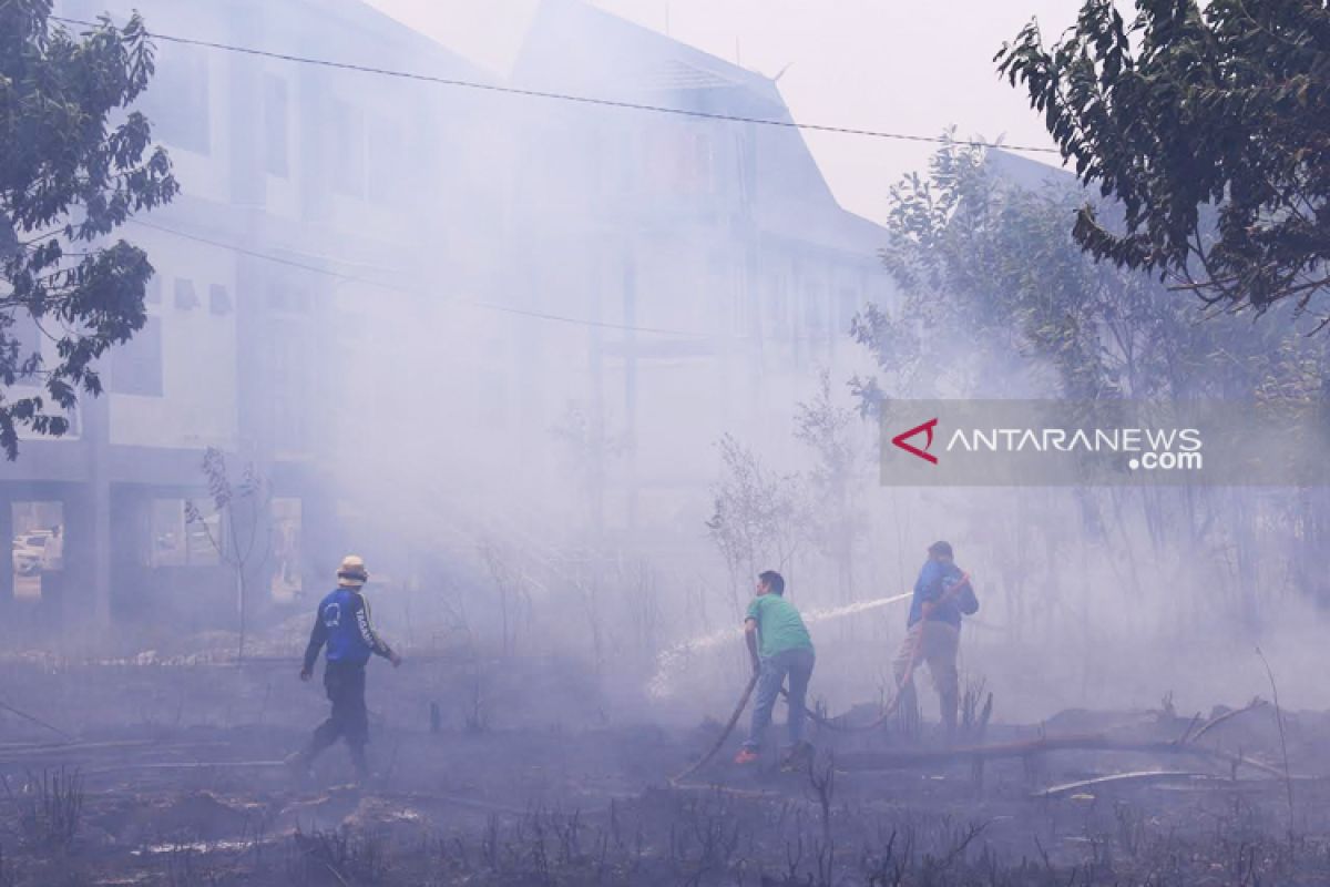 Akibat lahan terbakar, kantor Dishub Palangka Raya hampir terbakar