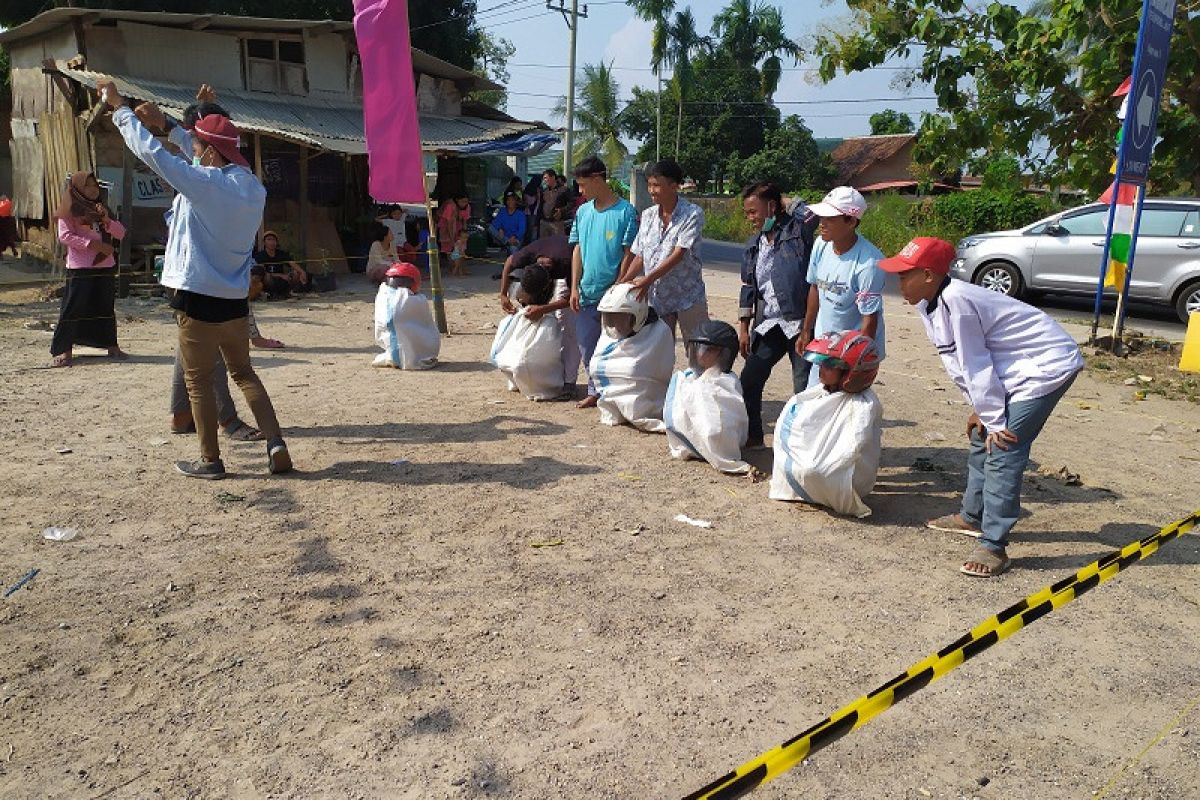 Lomba balap karung helm ramaikan HUT RI Ke-74 di Bandarlampung