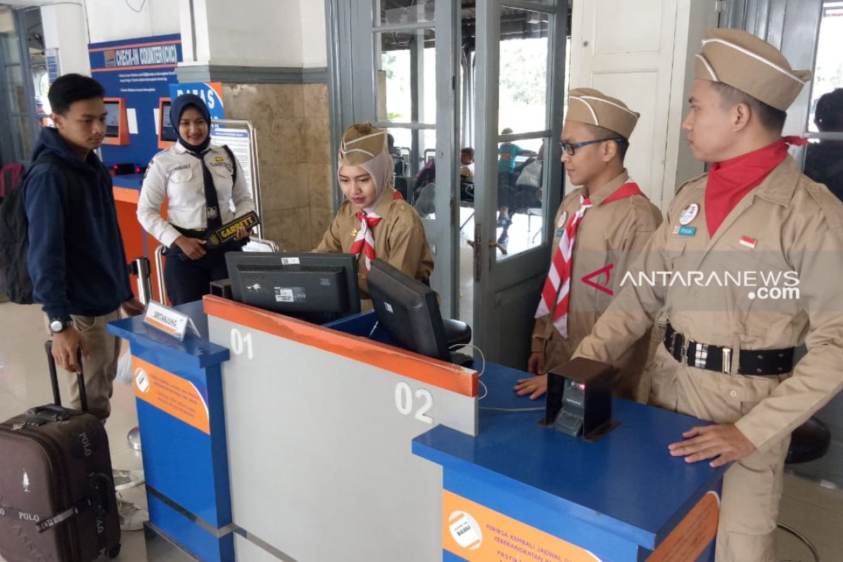 Petugas Stasiun Jember gunakan pakaian pejuang peringati HUT RI