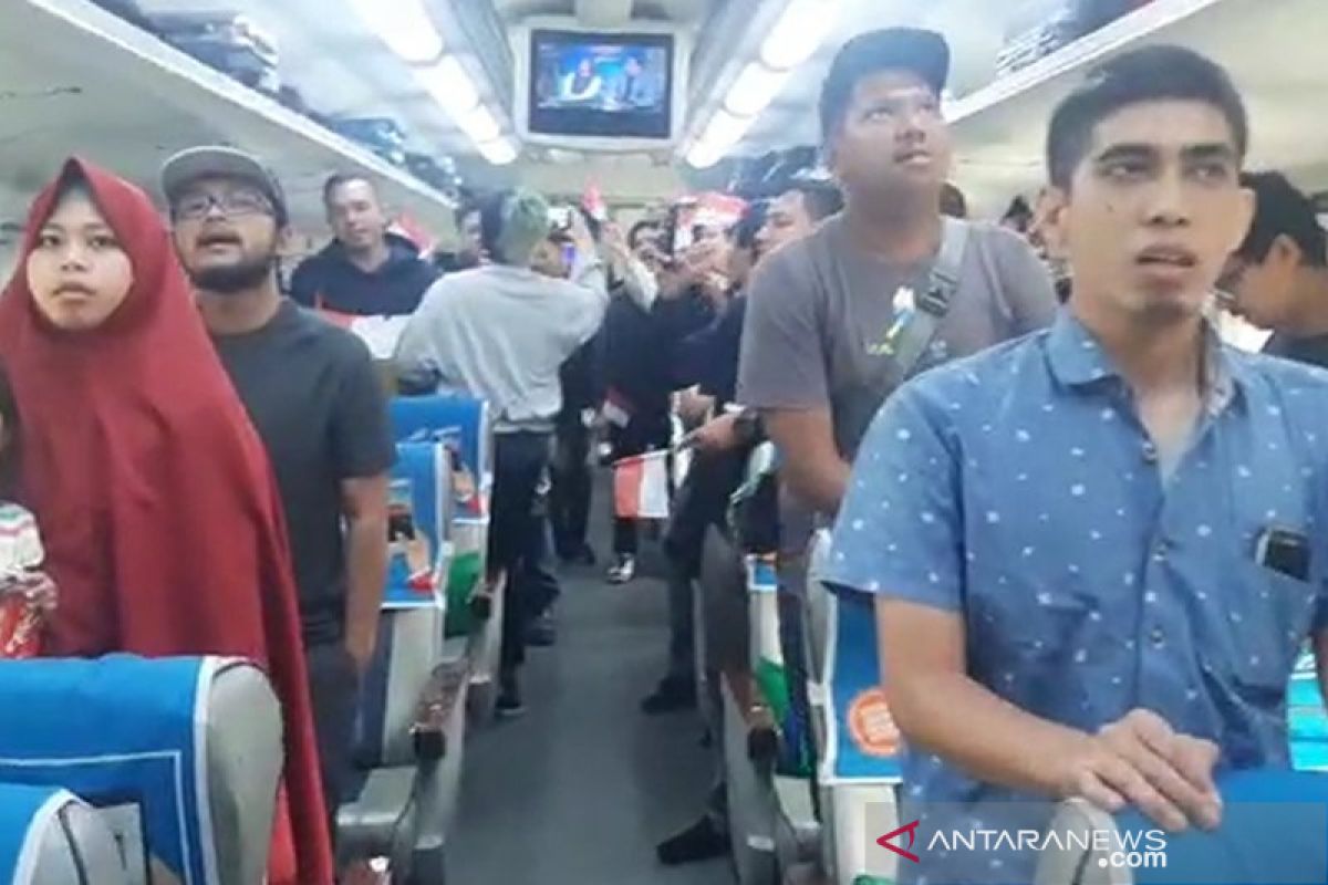 Lagu Indonesia Raya berkumandang dalam kereta tujuan Semarang dan Solo