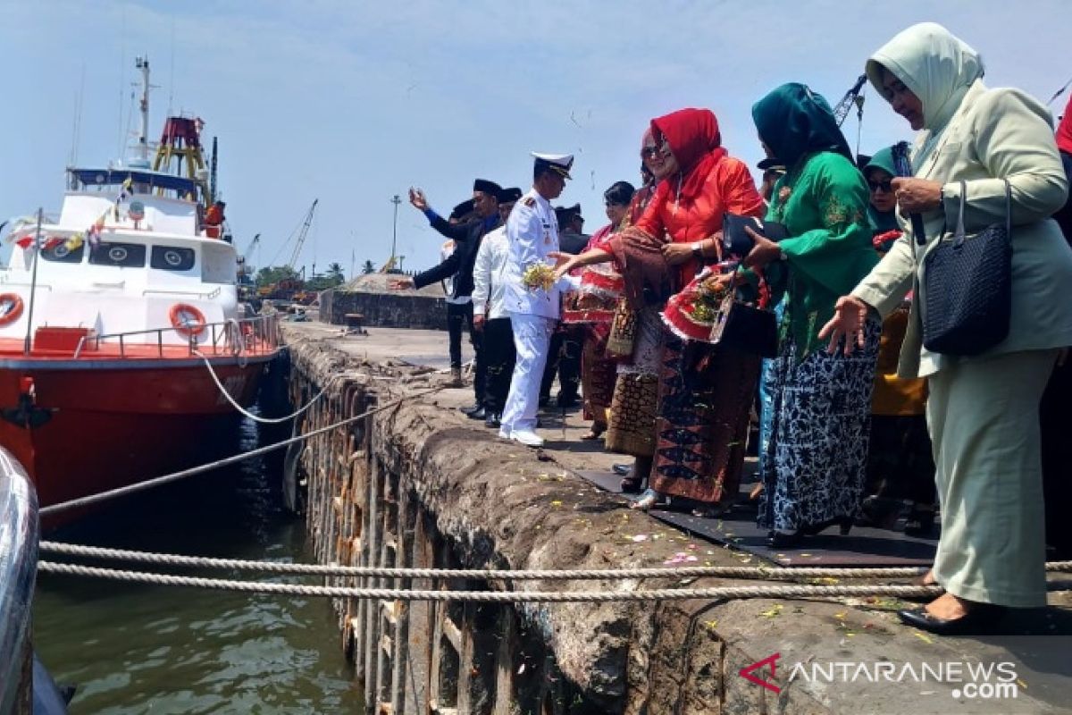 Wagub Babel tabur bunga di Pelabuhan Pangkalbalam