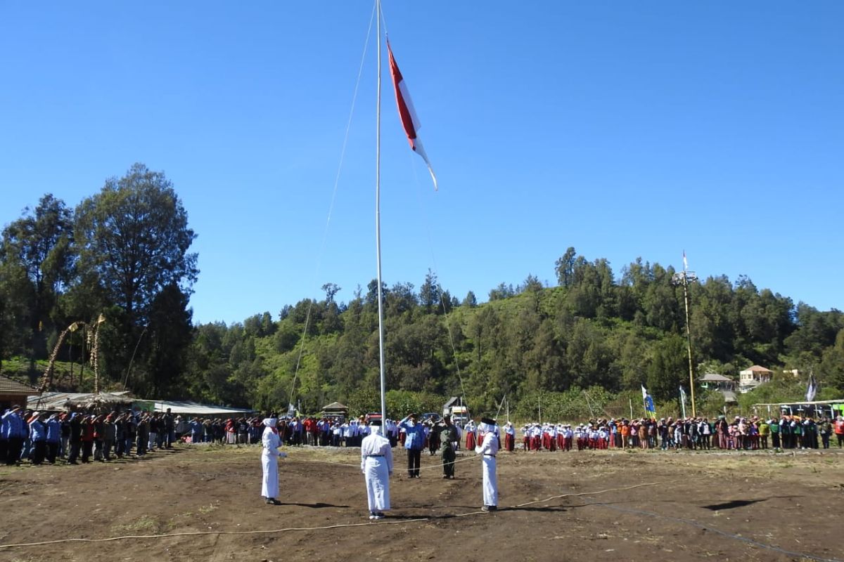 Ribuan pendaki ikuti upacara HUT RI di Gunung Semeru