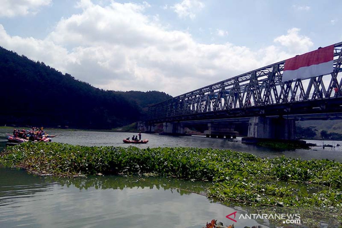 Pengda FAJI Jateng gelar upacara HUT RI di Sungai Serayu