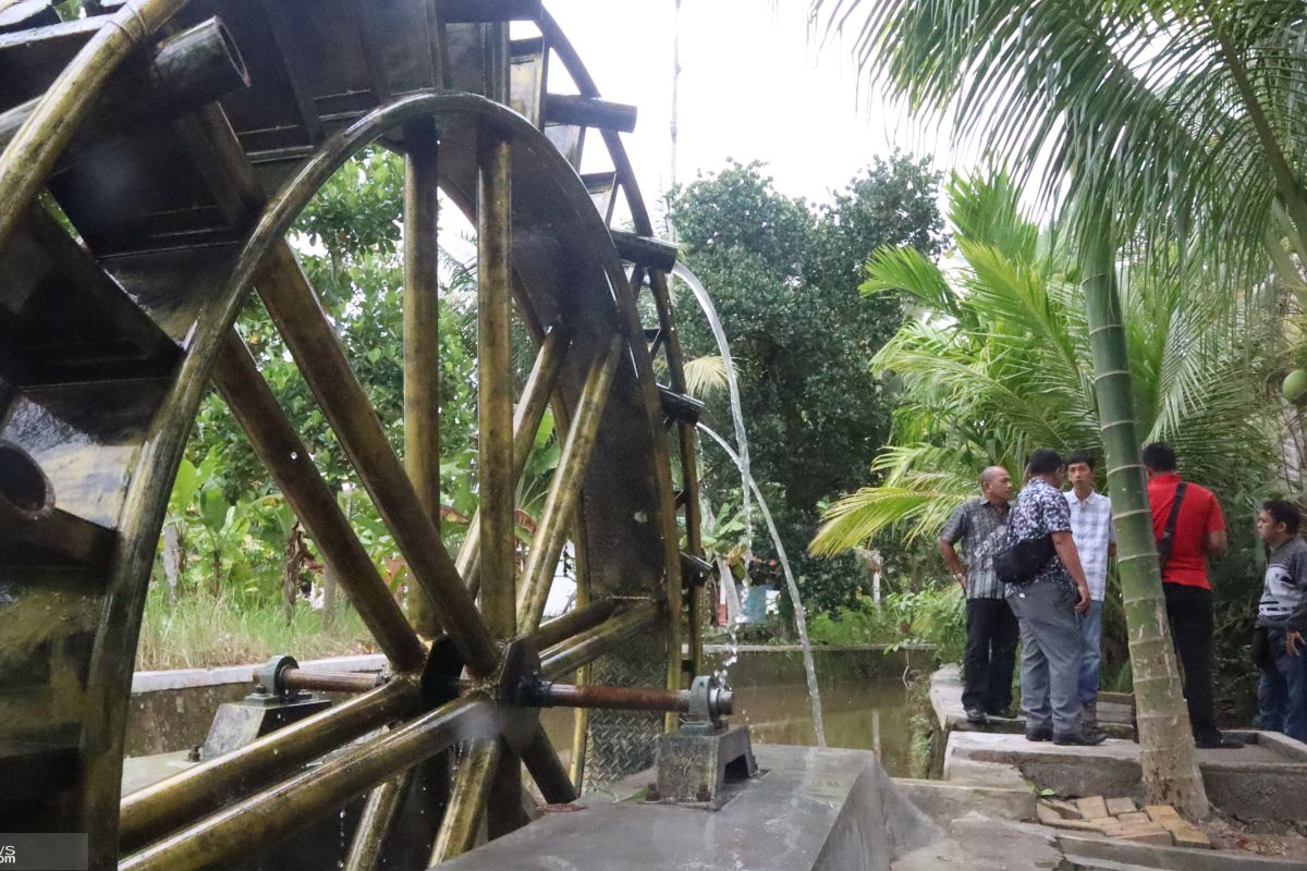 Di Desa Kampung Gadang  Pariaman dibangun objek wisata dilengkapi kincir air