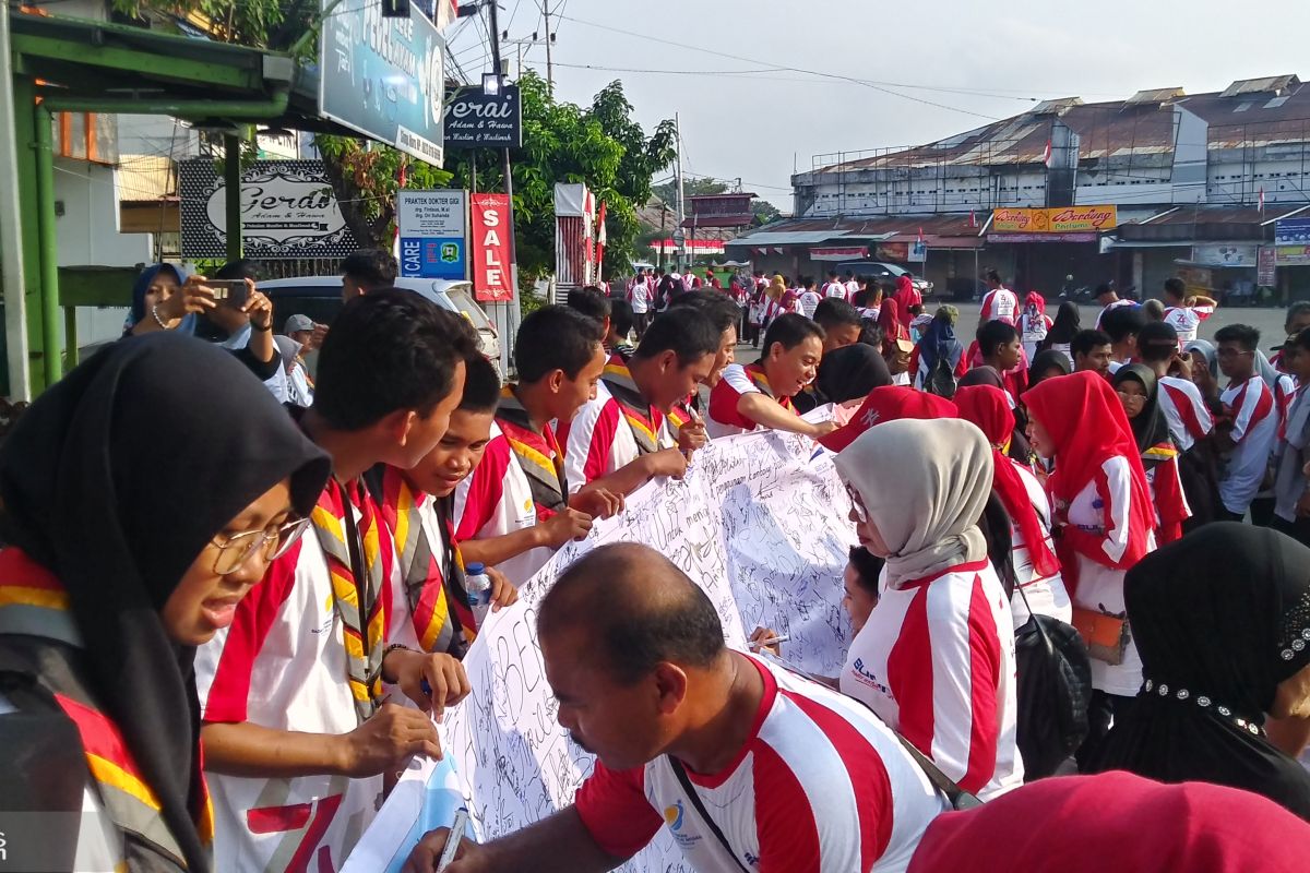 Siswa Mengenal Nusantara Kalsel kampanye pengurangan sampah plastik di Padang