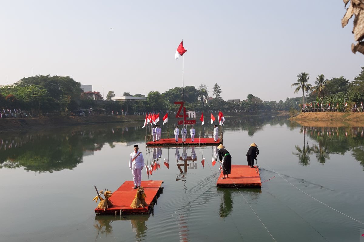 Peringati HUT ke-74 RI, ribuan siswa bentangkan 2019 meter bendera