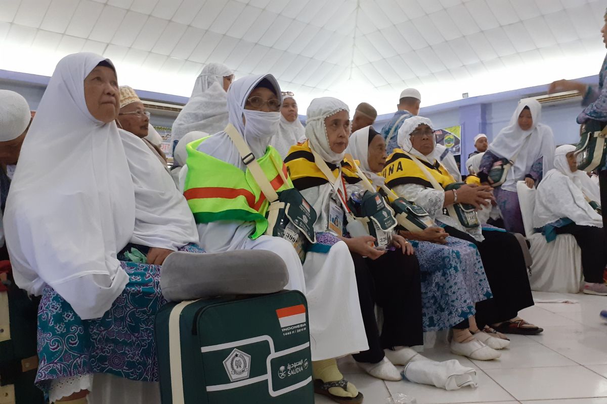 Jamaah Riau menunggu tiga  jam di Batam untuk terbang ke Pekanbaru