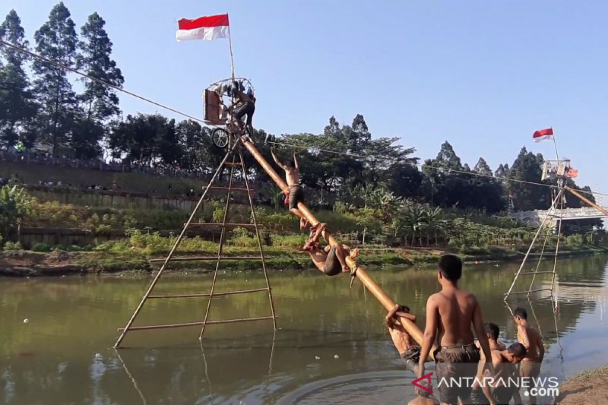 Meriahkan HUT ke-74 RI, warga Pondok Kopi ikuti lomba panjat pinang