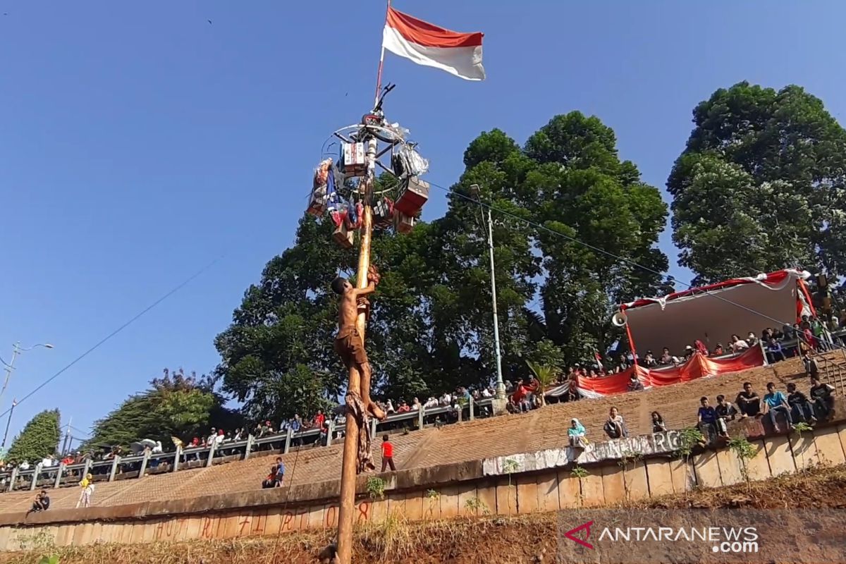 Warga mengaku terhibur dengan lomba HUT ke-74 RI di Banjir Kanal Timur