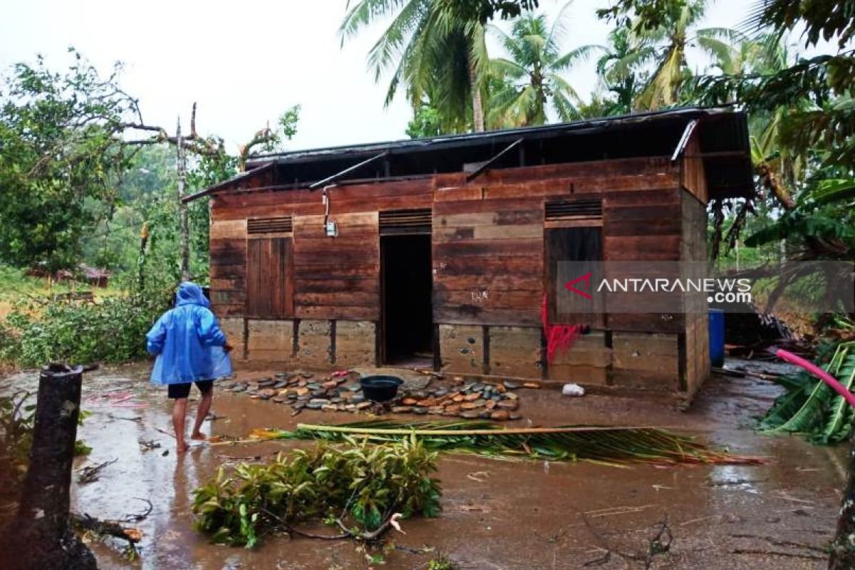 Sebanyak 24 rumah akibat angin kencang di pedalaman Aceh Barat