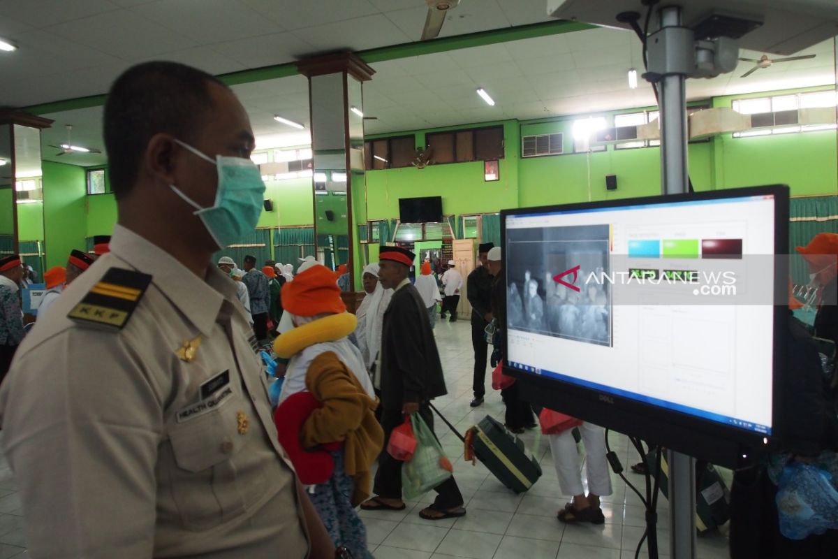 Jamaah haji lewati "Thermal Body Scanner" saat tiba di Tanah Air