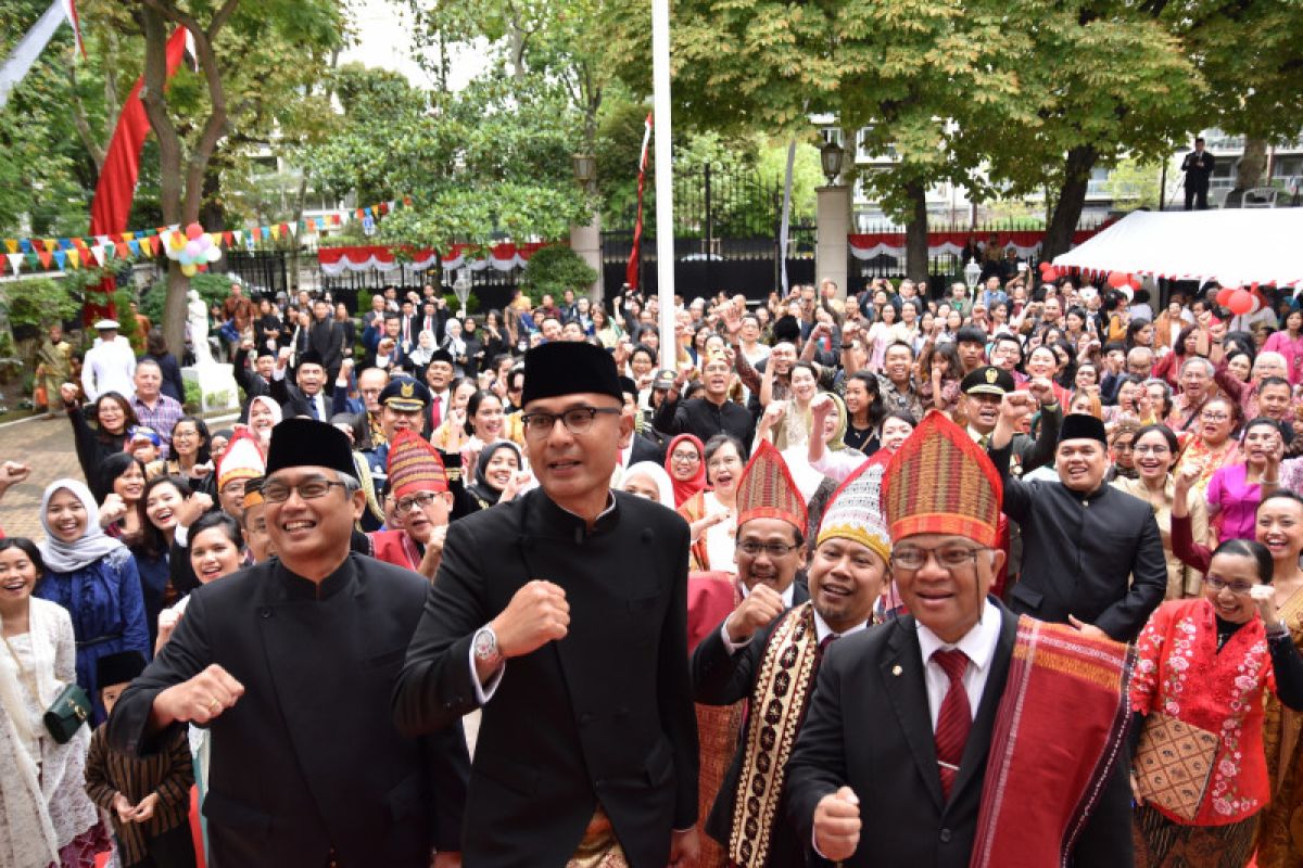 Warga Indonesia berbusana Nusantara meriahkan HUT RI di Paris
