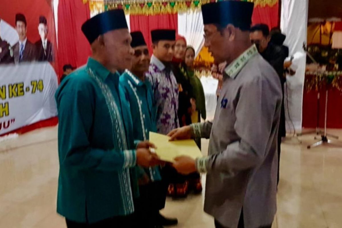 Dua ASN Disdukcapil Aceh Tengah terima penghargaan dari bupati